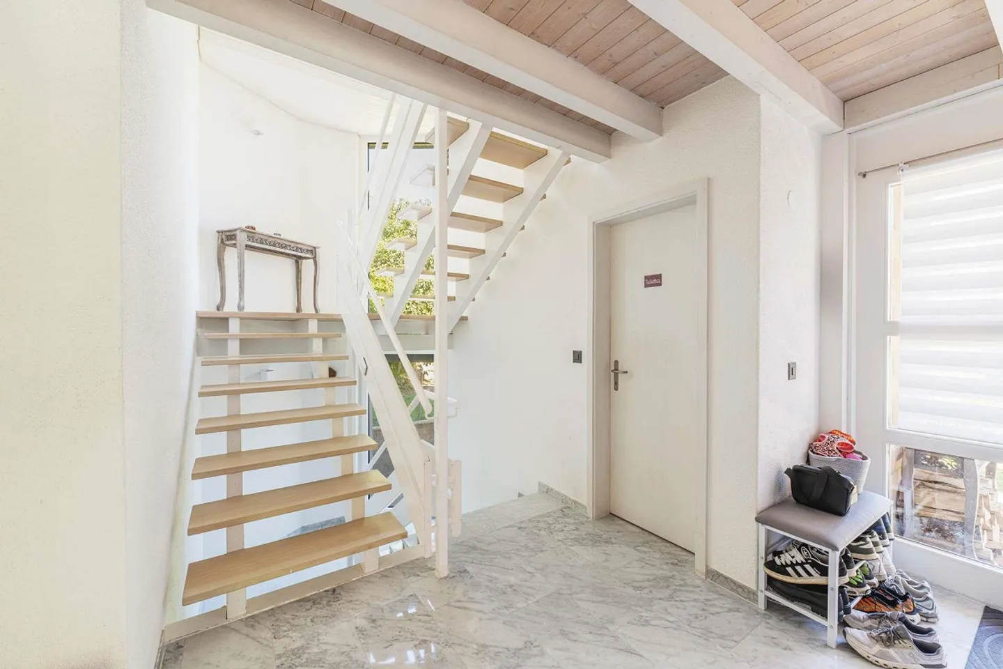 Family-friendly single-family home with spacious garden and pool - Photo 7 of 16