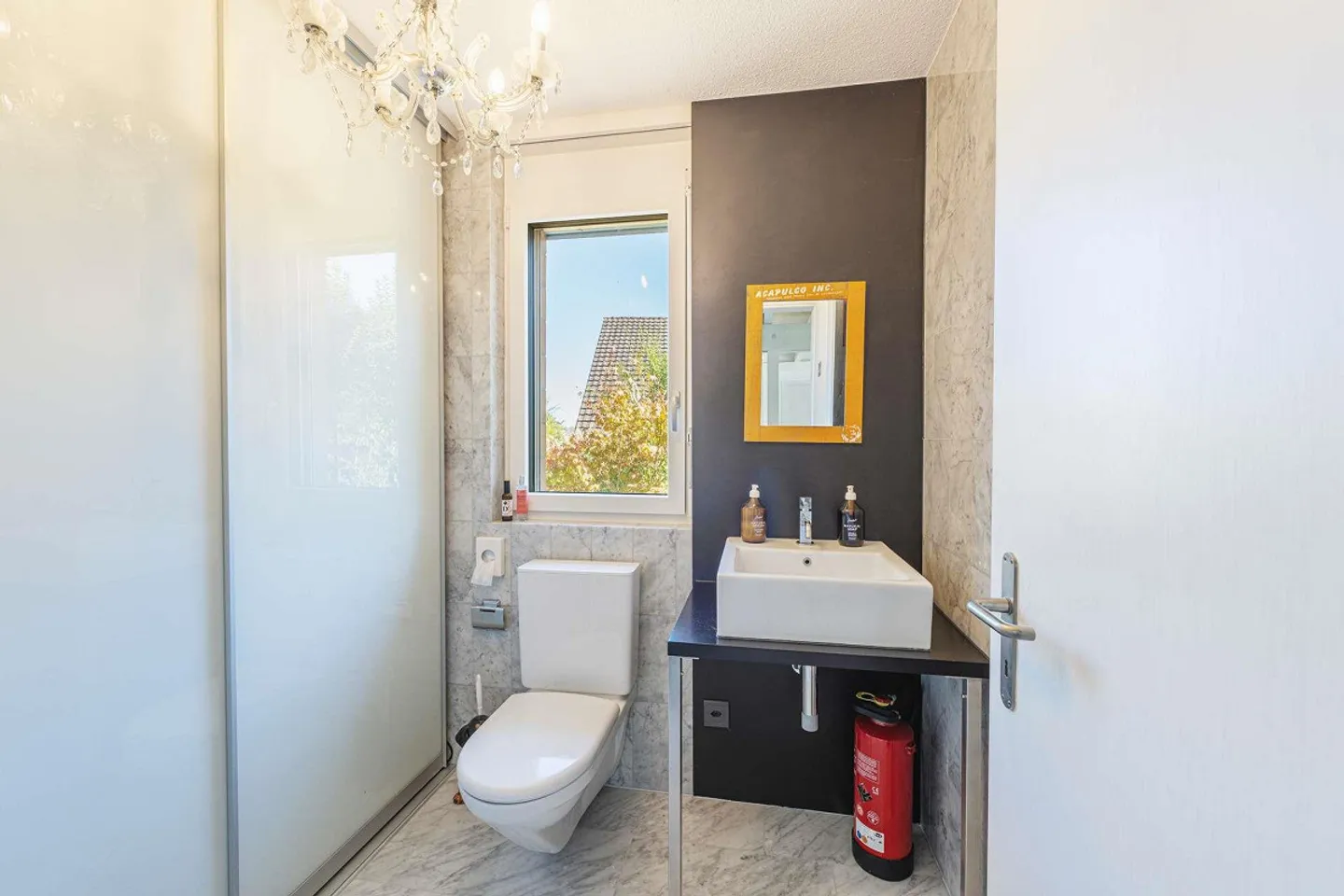 Family-friendly single-family home with spacious garden and pool - Photo 8 of 16