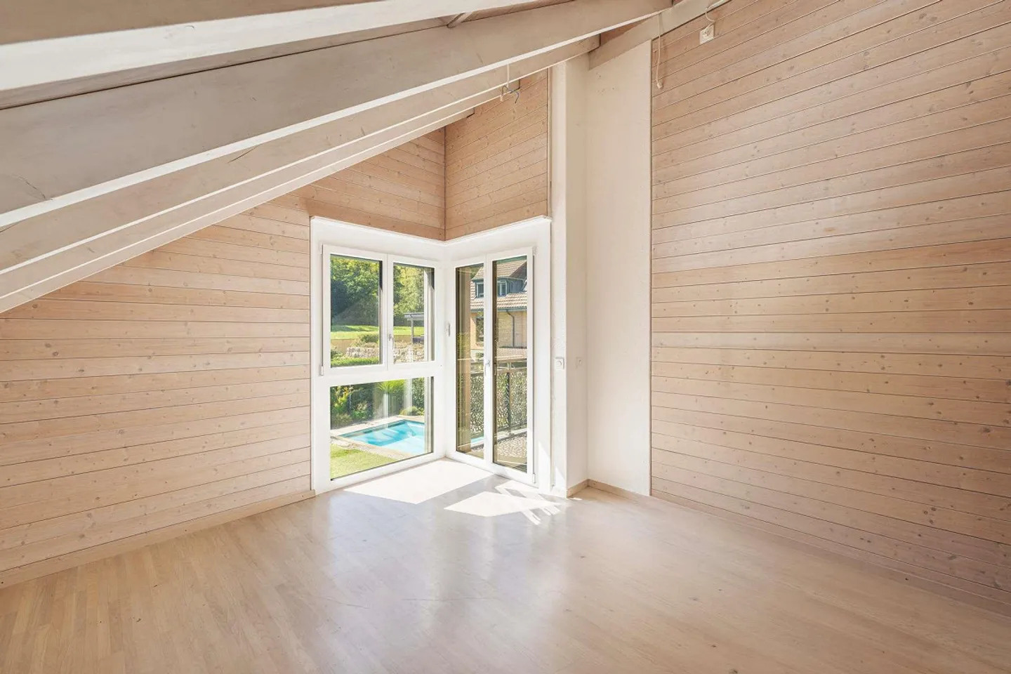 Family-friendly single-family home with spacious garden and pool - Photo 9 of 16