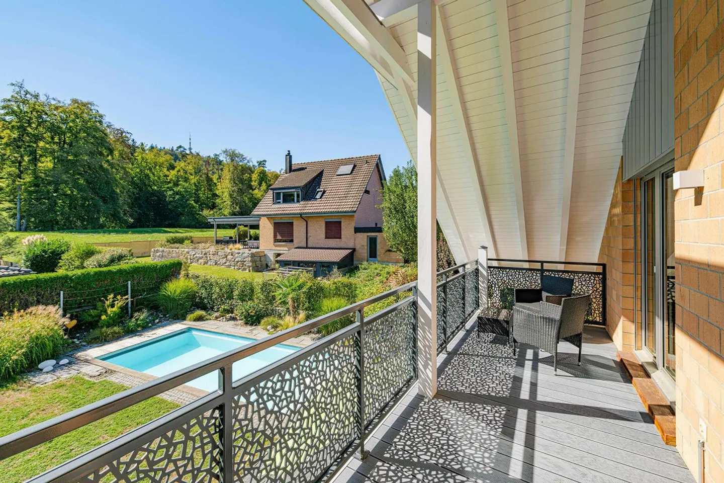 Family-friendly single-family home with spacious garden and pool - Photo 11 of 16