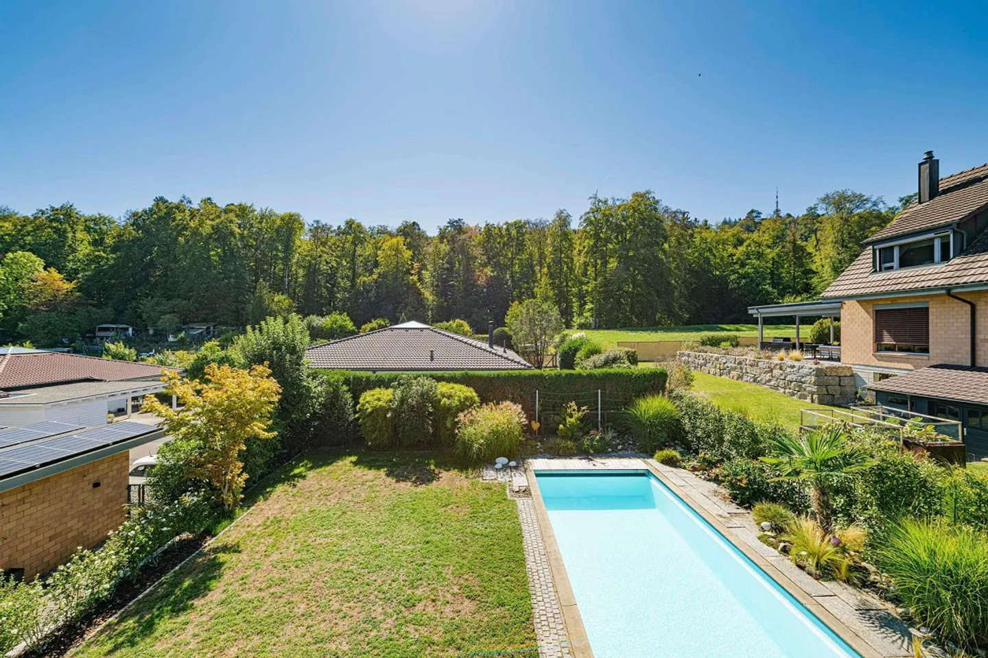 Family-friendly single-family home with spacious garden and pool - Photo 12 of 16