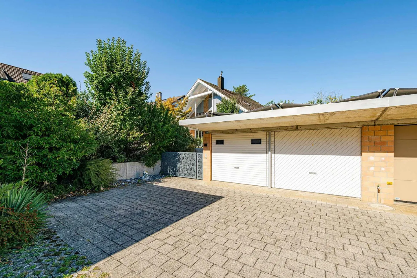 Family-friendly single-family home with spacious garden and pool - Photo 13 of 16
