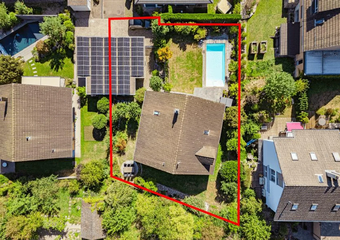 Family-friendly single-family home with spacious garden and pool - Photo 14 of 16