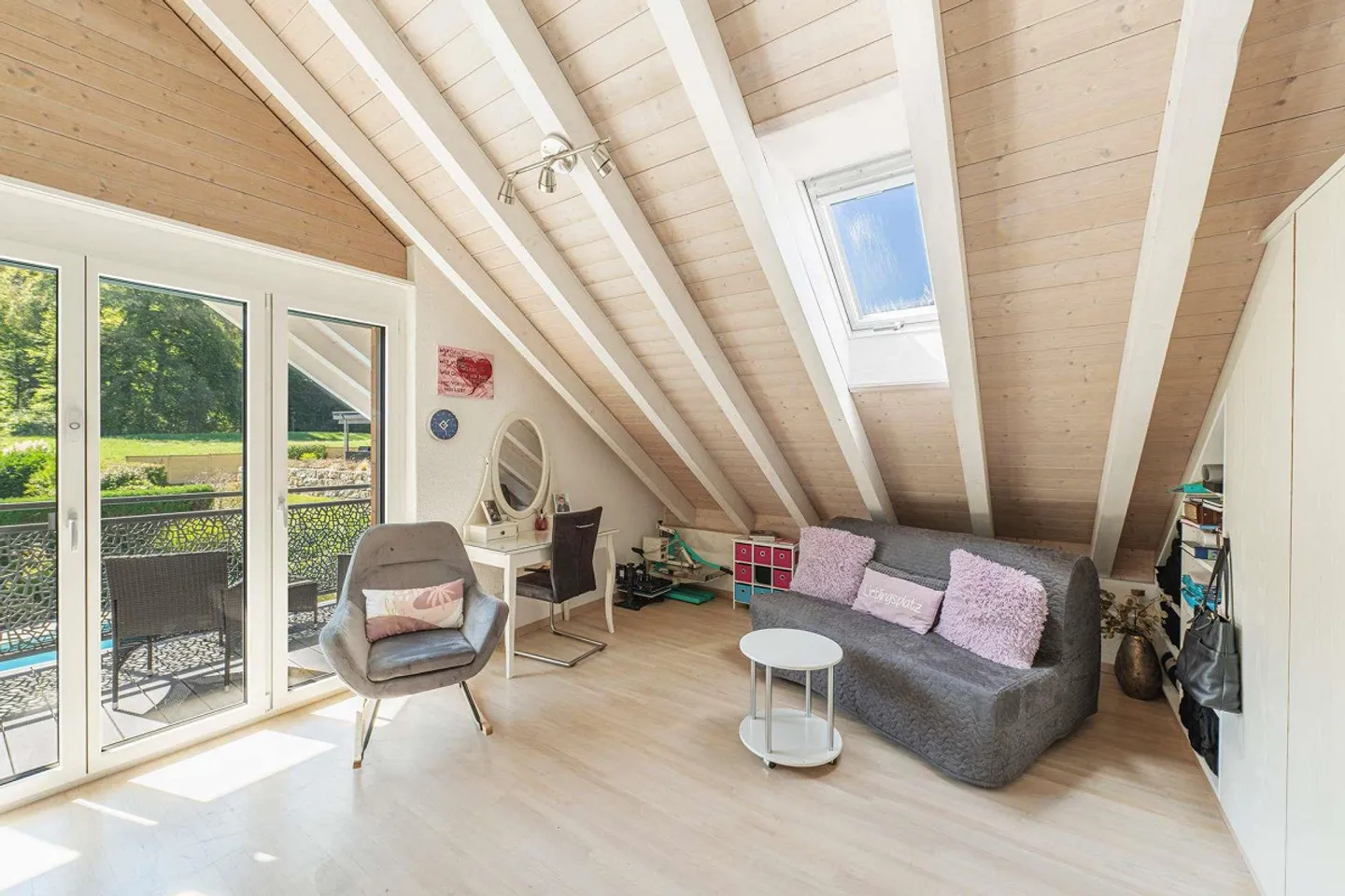 Family-friendly single-family home with spacious garden and pool - Photo 10 of 16