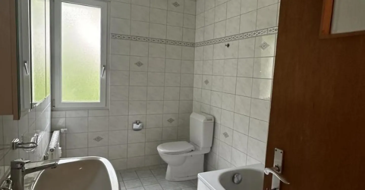 Large apartment close to amenities - Photo 3 of 8
