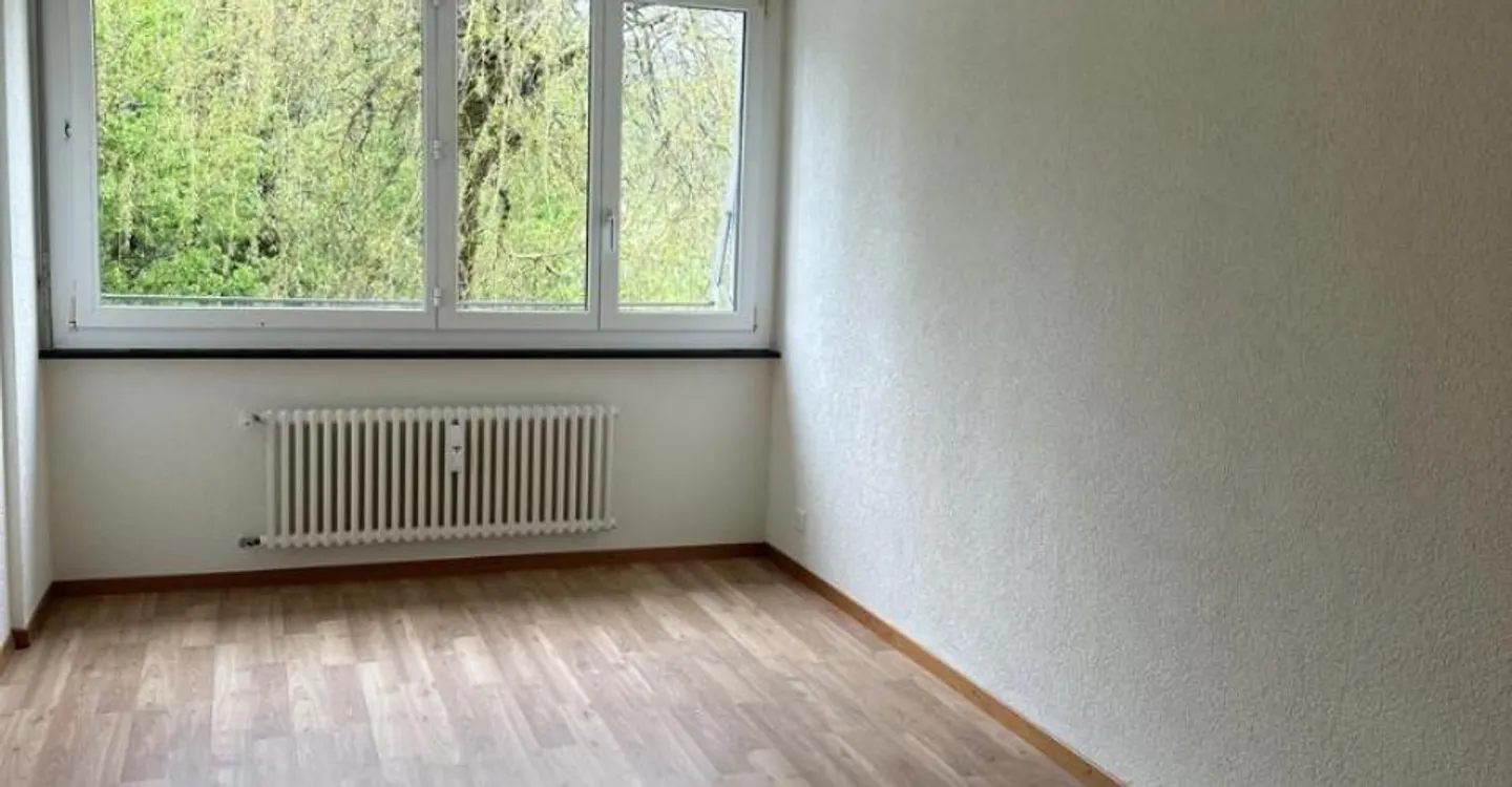 Large apartment close to amenities - Photo 4 of 8
