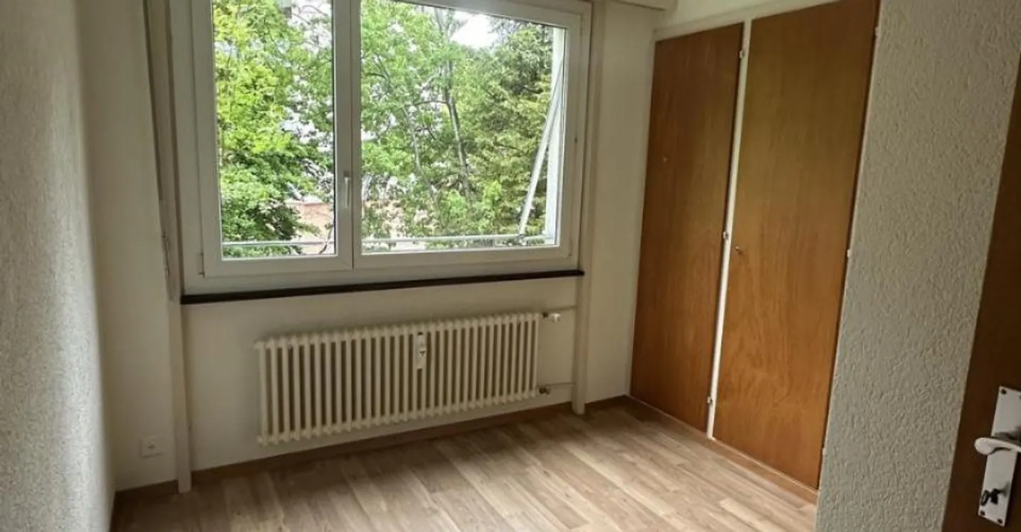 Large apartment close to amenities - Photo 1 of 8