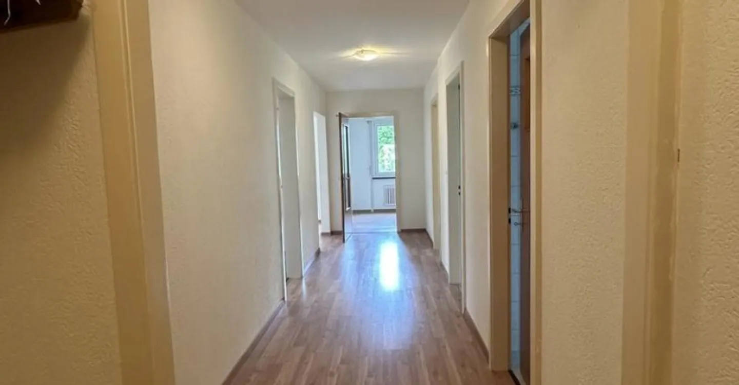 Large apartment close to amenities - Photo 2 of 8