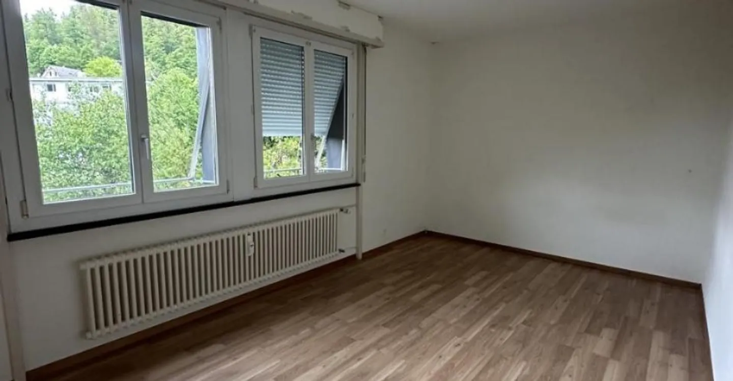 Large apartment close to amenities - Photo 6 of 8