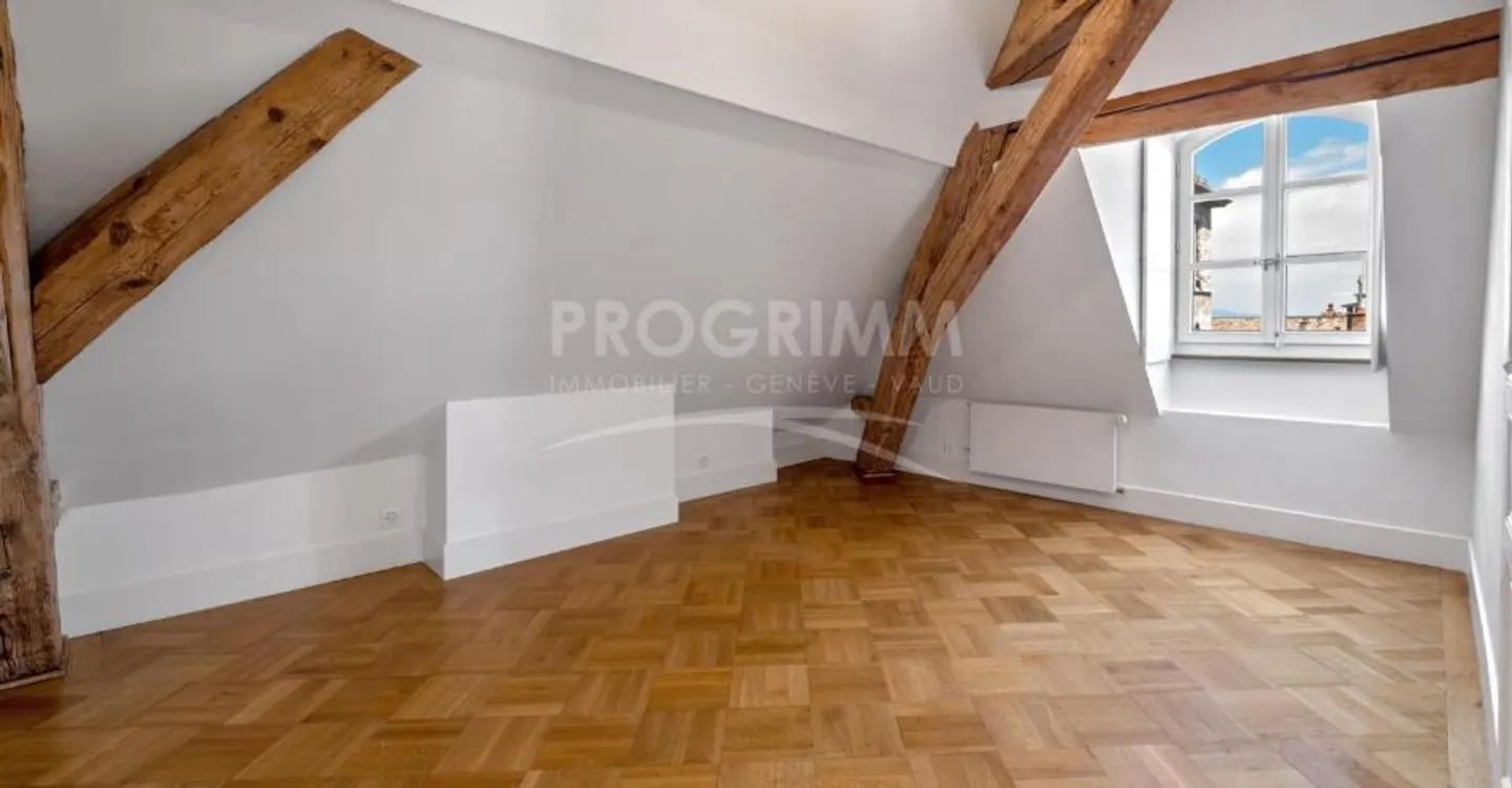 Old Town - Superb 4 Rooms with Studio - Top Floor - Elevator - Photo 3 of 8