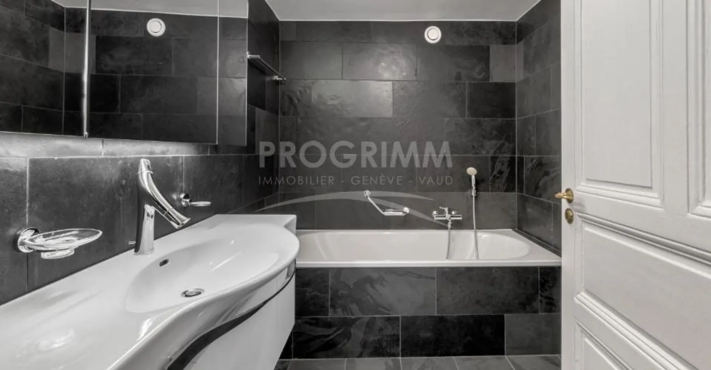 Old Town - Superb 4 Rooms with Studio - Top Floor - Elevator - Photo 6 of 8