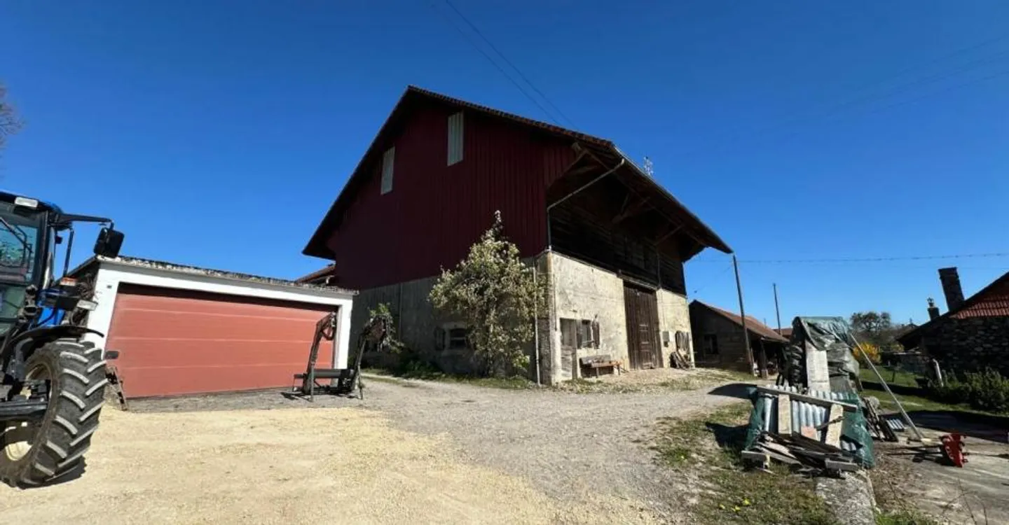 GRUNDSTÜCK MIT GROSSER LANDWIRTSCHAFT UND ÜBERDACHT, DAS IN WOHNRAUM UMGEWANDELT WERDEN KANN ODER DAS EG FÜR EINE AKTIVITÄT UND IHRE WOHNUNG IM OBERGESCHOSS ODER MEHRERE FAMILIEN? - Foto 2 von 10