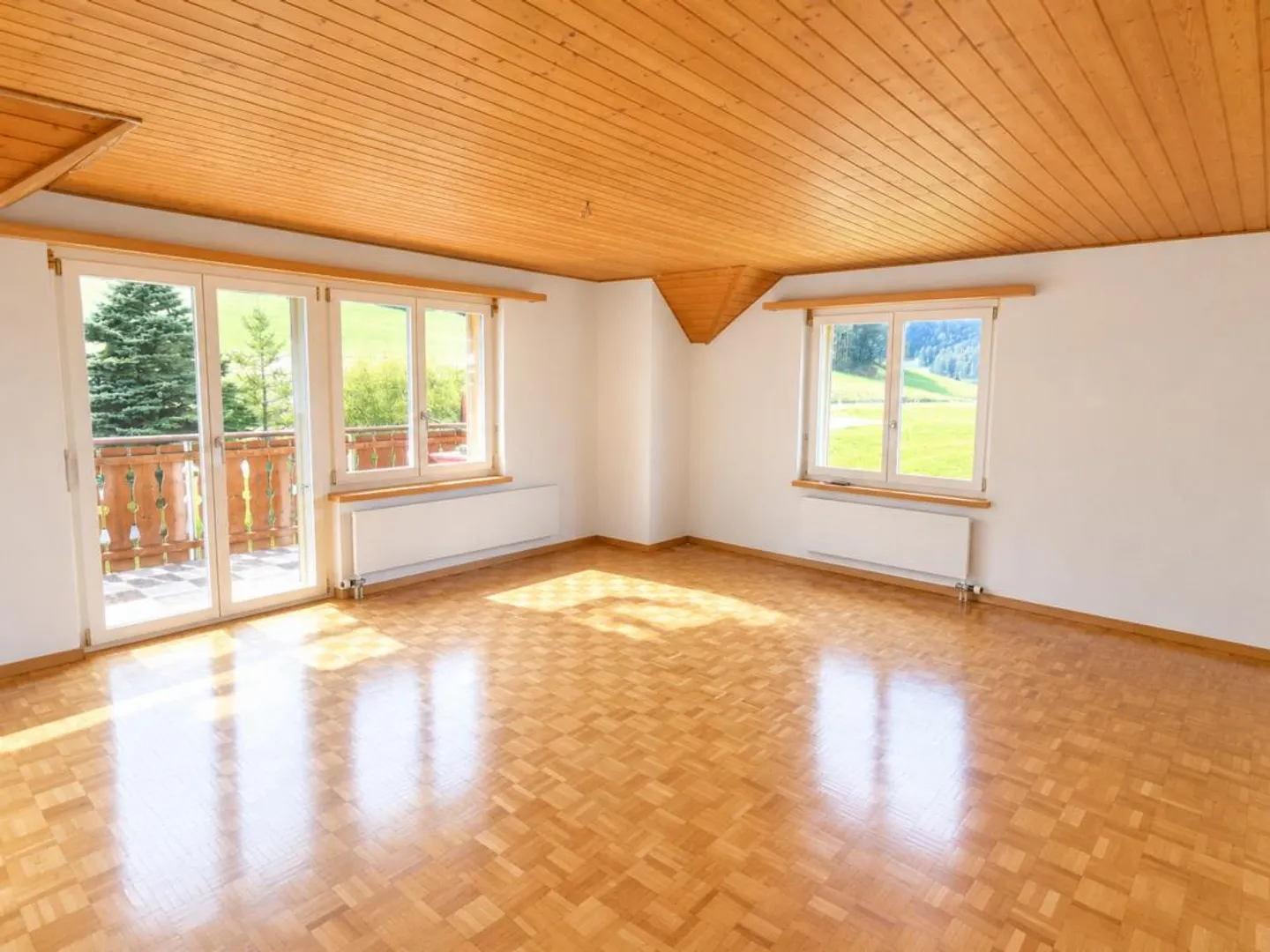 Ampio appartamento mansardato di 3,5 locali con vista sul Bichelsee! - Foto 3 di 6