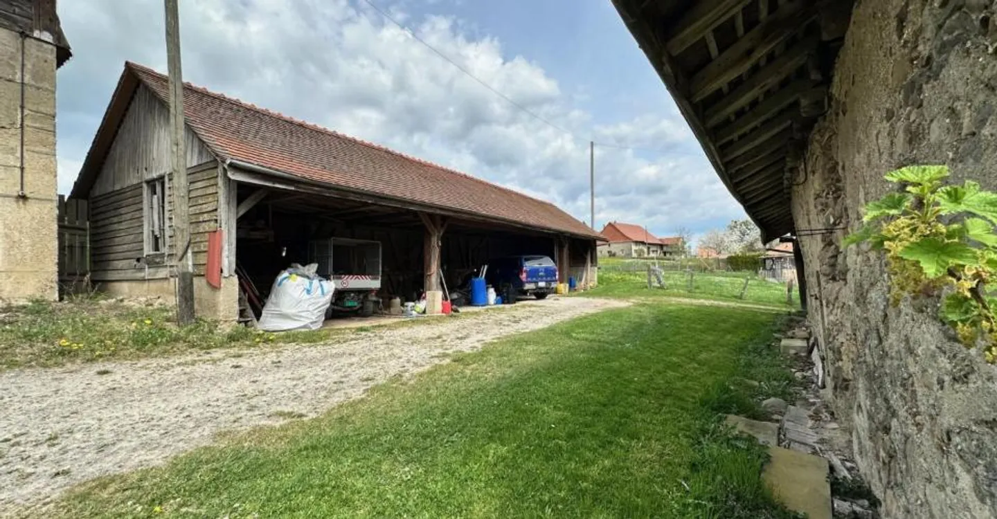 GRUNDSTÜCK MIT GROSSER LANDWIRTSCHAFT UND ÜBERDACHT, DAS IN WOHNRAUM UMGEWANDELT WERDEN KANN ODER DAS EG FÜR EINE AKTIVITÄT UND IHRE WOHNUNG IM OBERGESCHOSS ODER MEHRERE FAMILIEN? - Foto 7 von 10