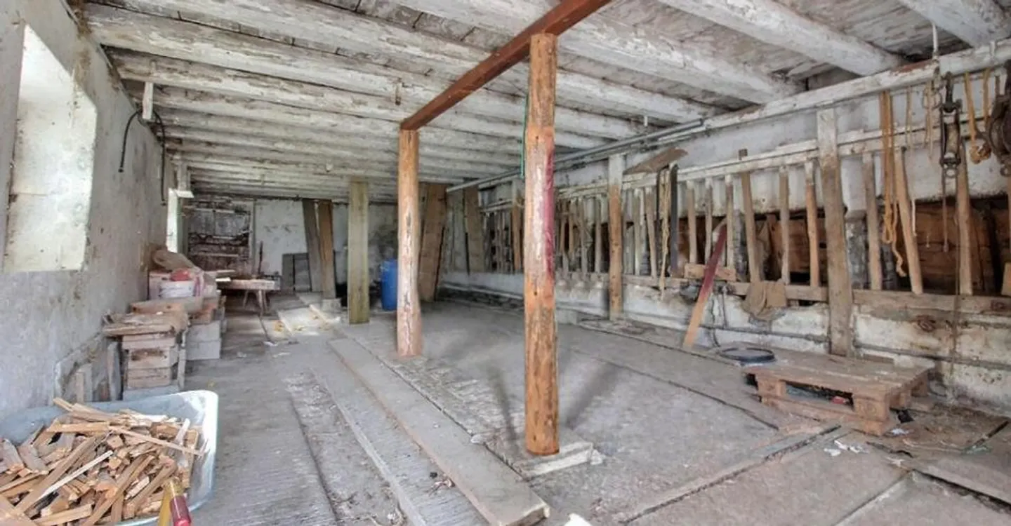 GRUNDSTÜCK MIT GROSSER LANDWIRTSCHAFT UND ÜBERDACHT, DAS IN WOHNRAUM UMGEWANDELT WERDEN KANN ODER DAS EG FÜR EINE AKTIVITÄT UND IHRE WOHNUNG IM OBERGESCHOSS ODER MEHRERE FAMILIEN? - Foto 8 von 10