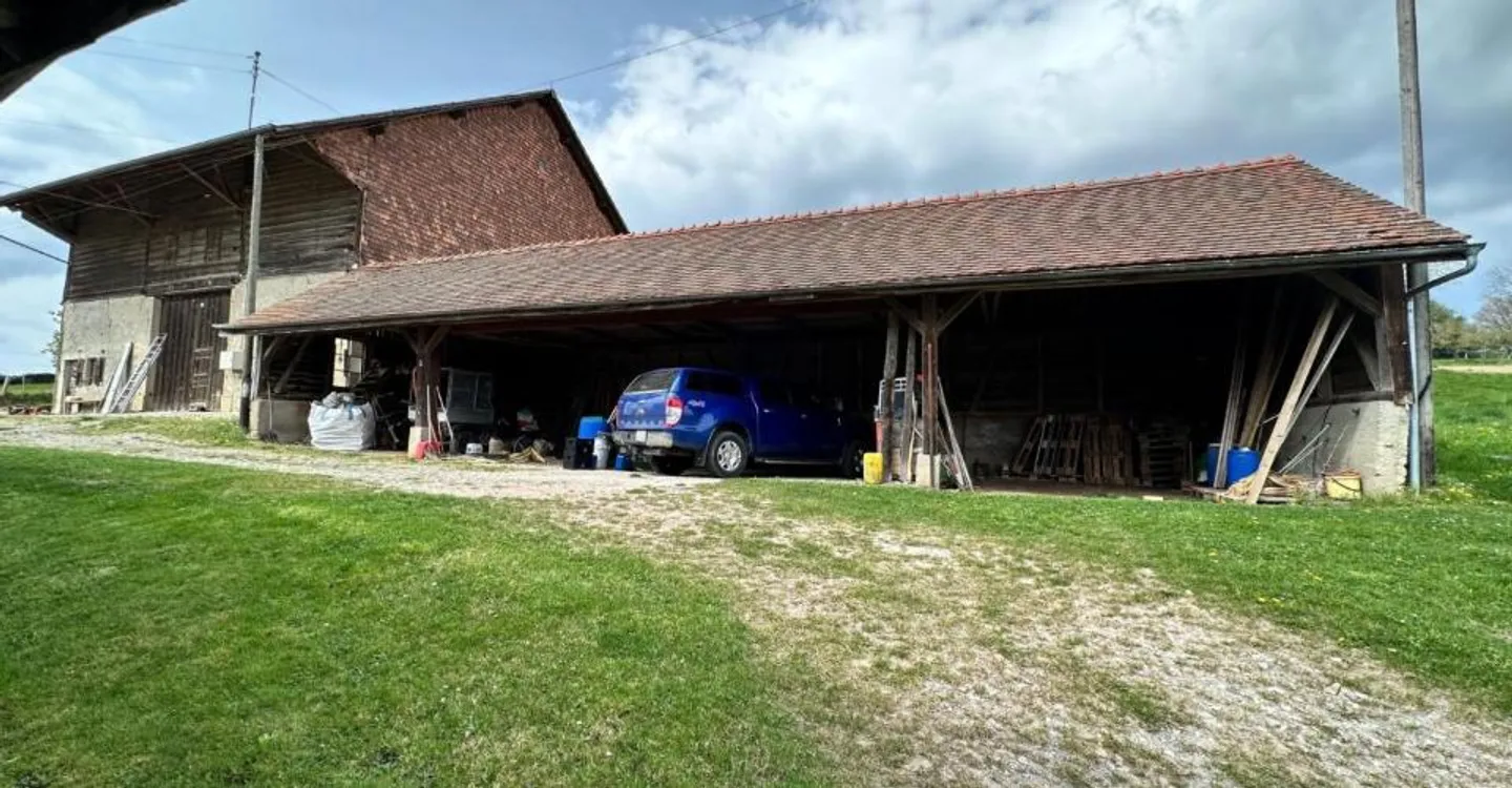 GRUNDSTÜCK MIT GROSSER LANDWIRTSCHAFT UND ÜBERDACHT, DAS IN WOHNRAUM UMGEWANDELT WERDEN KANN ODER DAS EG FÜR EINE AKTIVITÄT UND IHRE WOHNUNG IM OBERGESCHOSS ODER MEHRERE FAMILIEN? - Foto 6 von 10