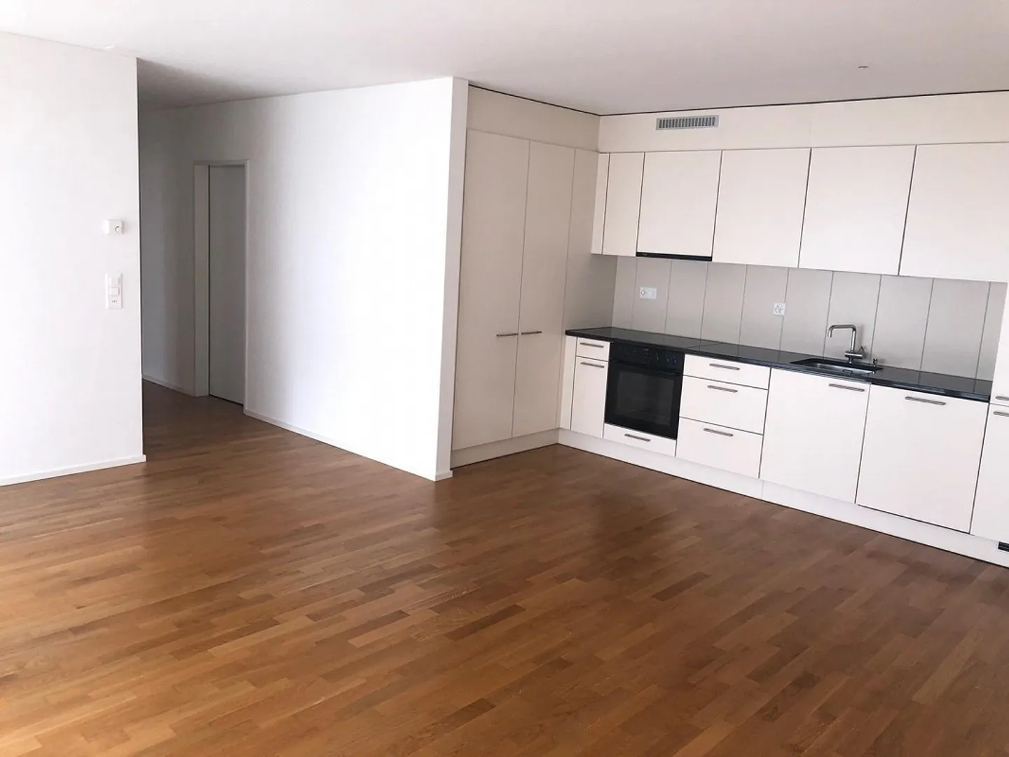 Appartamento soleggiato di 2,5 stanze in una moderna costruzione con torre di lavaggio - Foto 2 di 8
