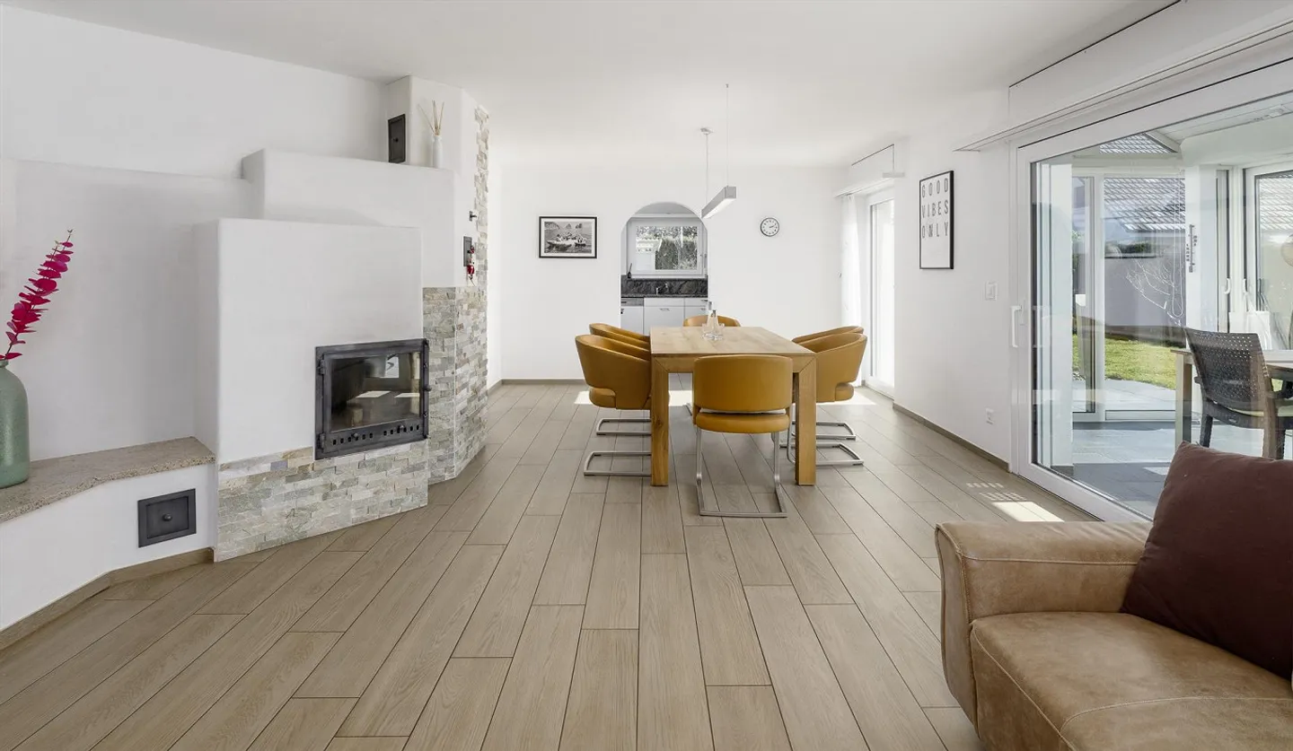 Detached Family Dream with Apartment in Prime Location - Photo 3 of 8