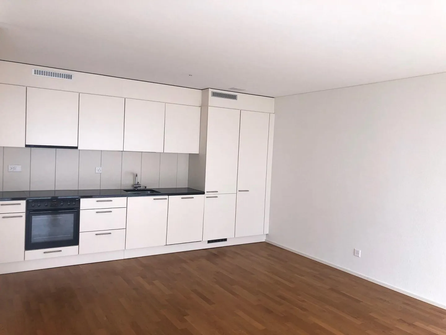 Appartamento soleggiato di 2,5 stanze in una moderna costruzione con torre di lavaggio - Foto 1 di 8