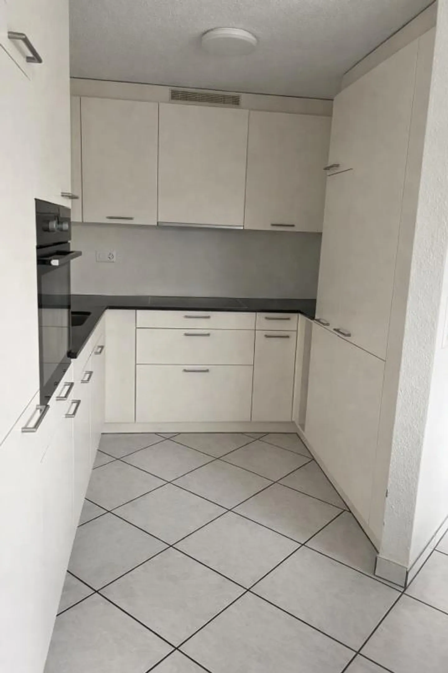 Bright 7.5-room maisonette apartment with balcony in a family-friendly neighborhood - Photo 3 of 10