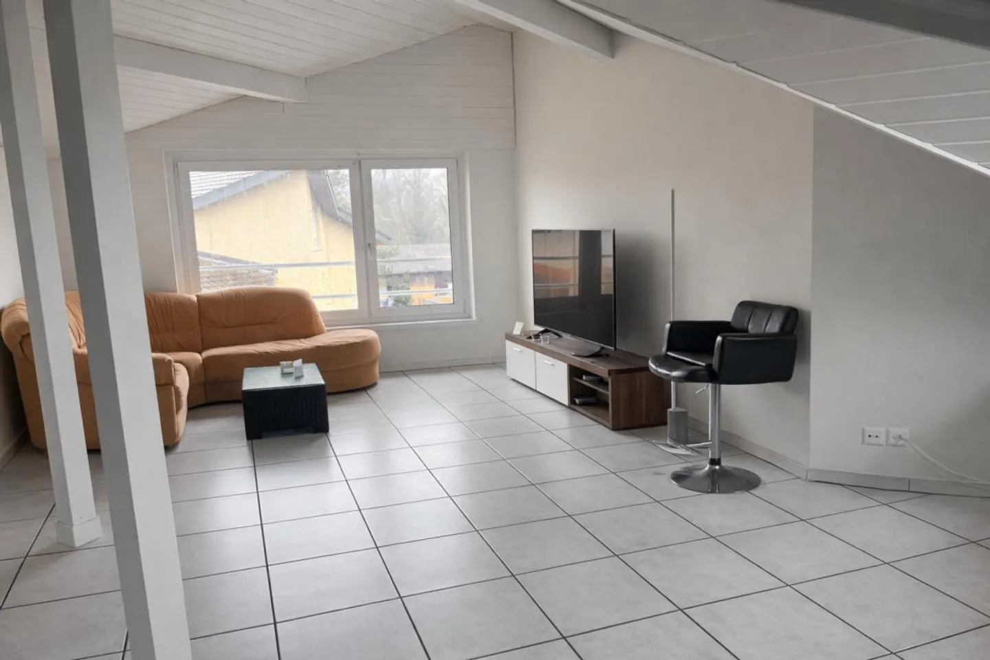 Bright 7.5-room maisonette apartment with balcony in a family-friendly neighborhood - Photo 4 of 10