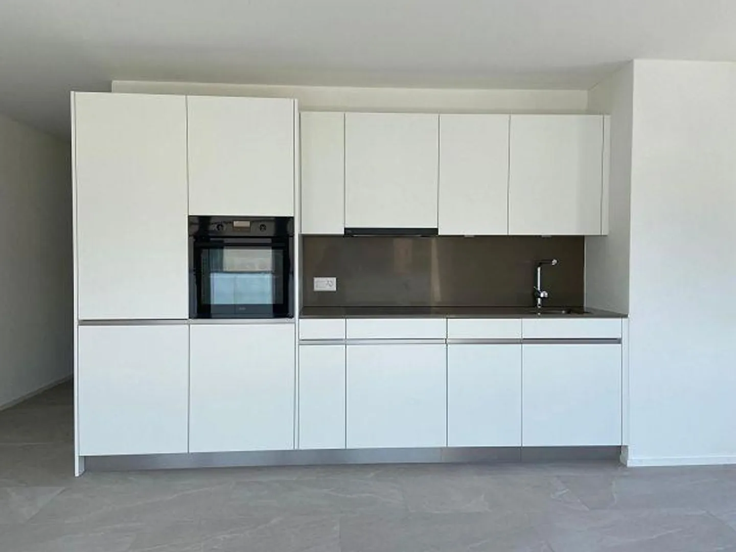 Appartement penthouse lumineux et moderne - Photo 2 sur 9