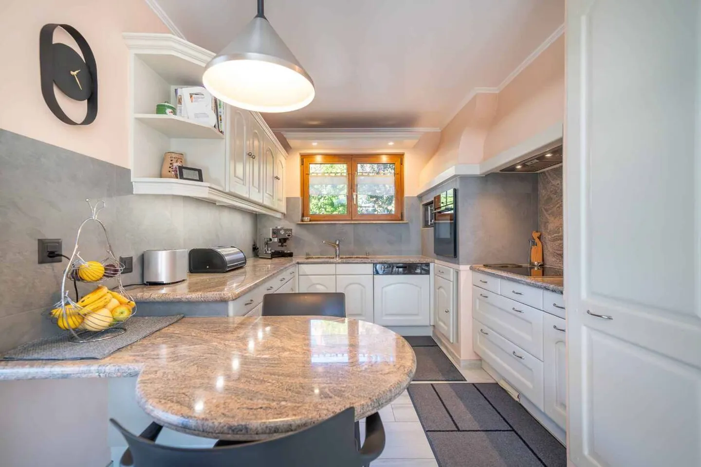 Magnifica villa individuale con 6,5 stanze, terrazze e giardino - Foto 4 di 13