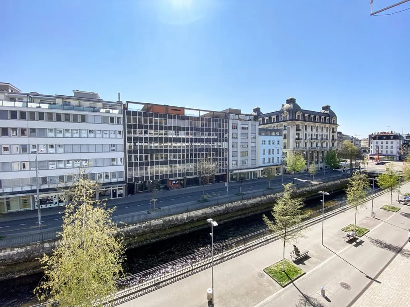 Espace commercial spacieux au 1er étage dans un emplacement central - Photo 1 sur 13