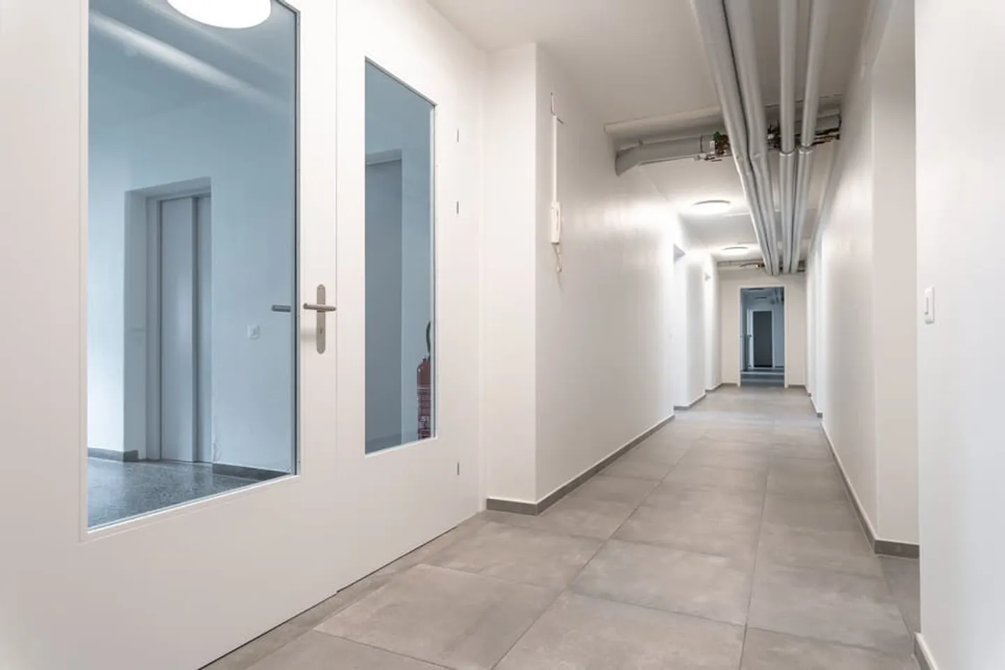 Espace commercial spacieux au 1er étage dans un emplacement central - Photo 5 sur 13