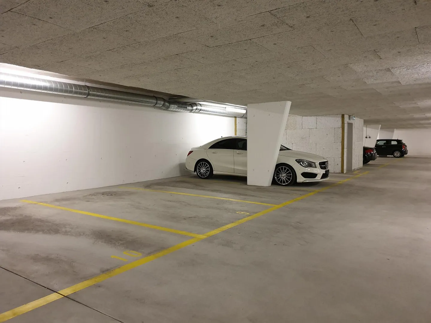 Place de parking dans le garage - Photo 1 sur 1
