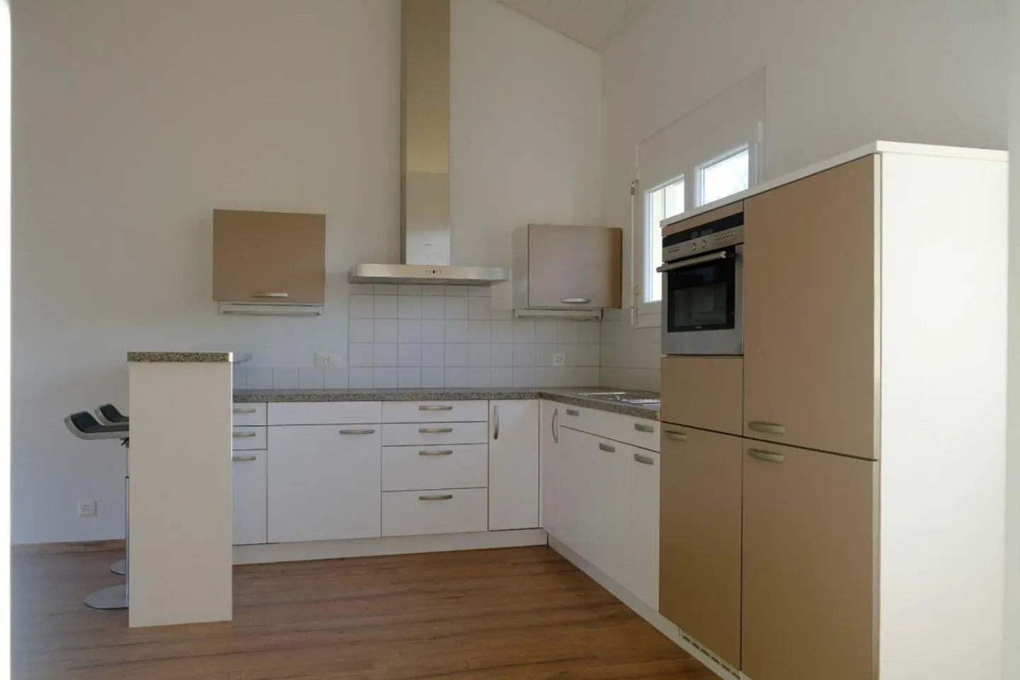 Appartamento affascinante di 2.5 stanze con vista sul verde ad Aesch BL - Foto 5 di 16