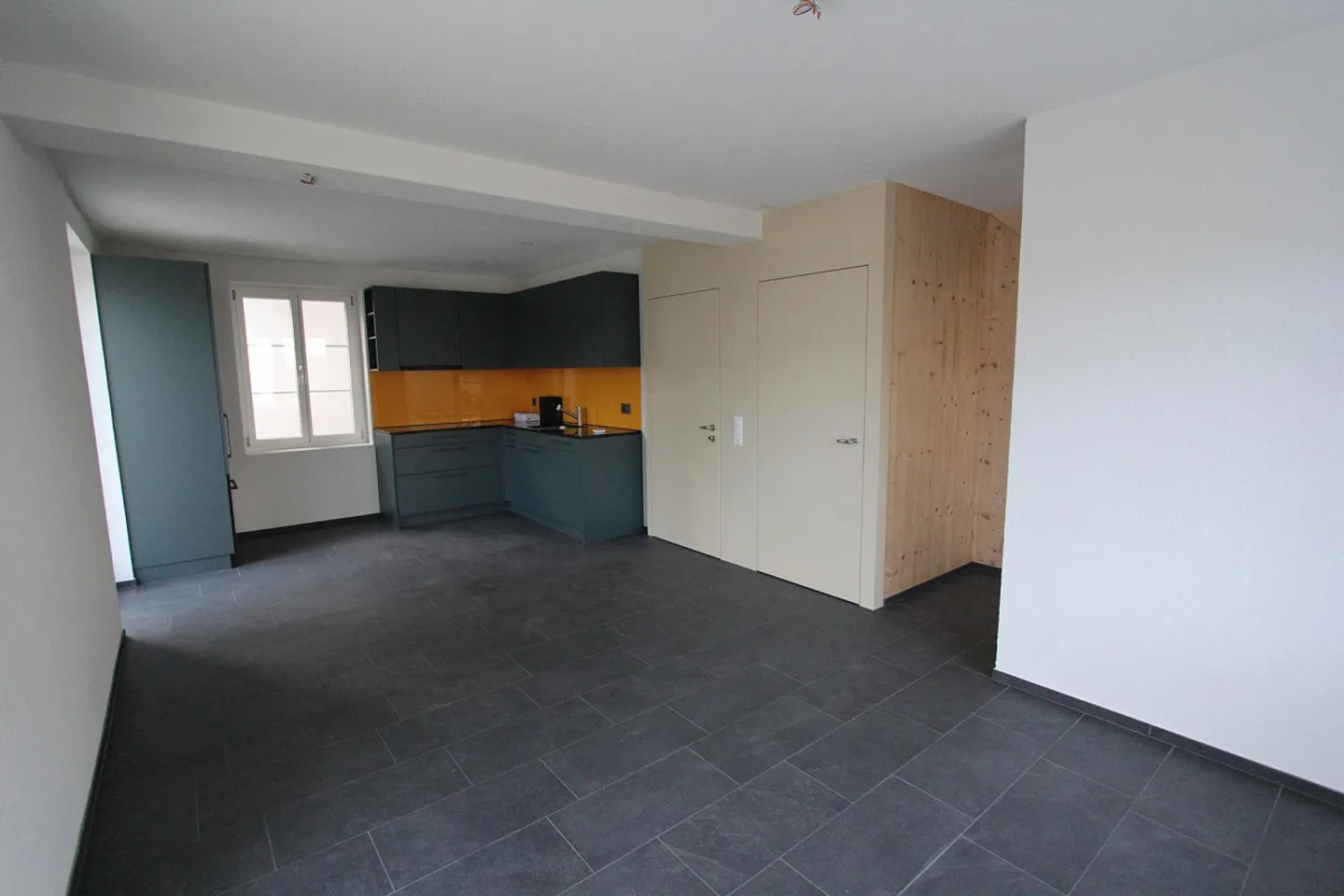 Property Standard | Modern Maisonette Apartment (Parking Included) - Photo 4 of 11