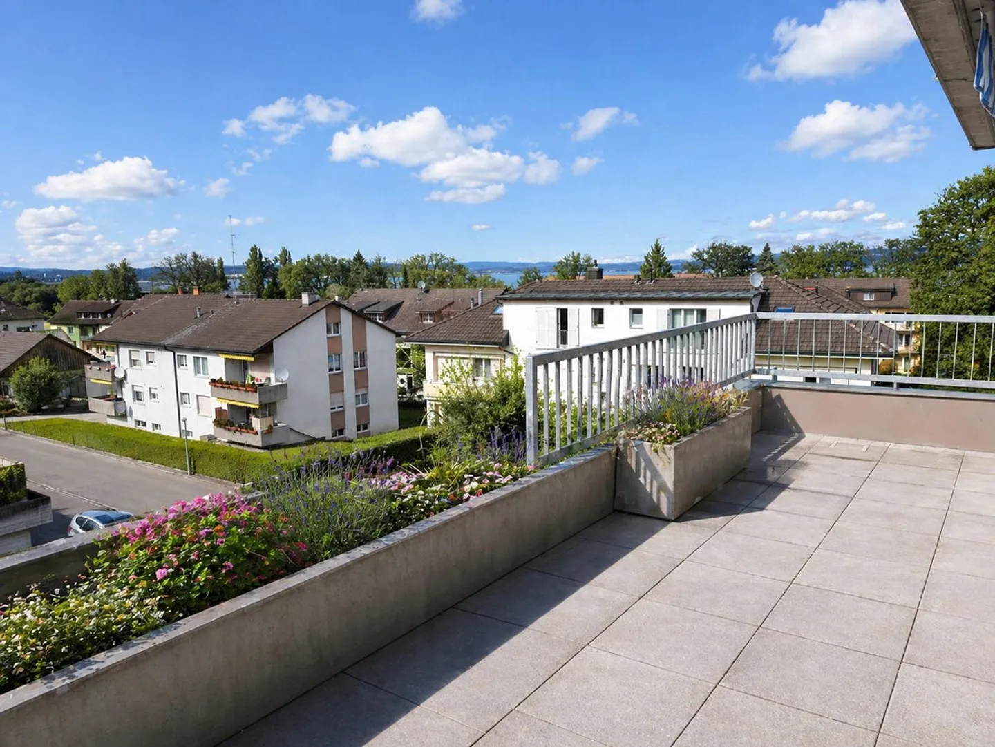 Belle appartement de 2,5 pièces avec balcon et vue sur le lac - Photo 1 sur 6
