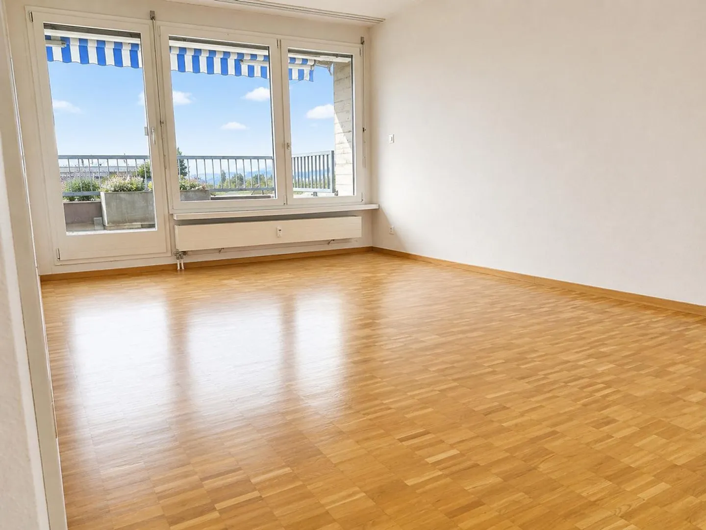 Belle appartement de 2,5 pièces avec balcon et vue sur le lac - Photo 4 sur 6