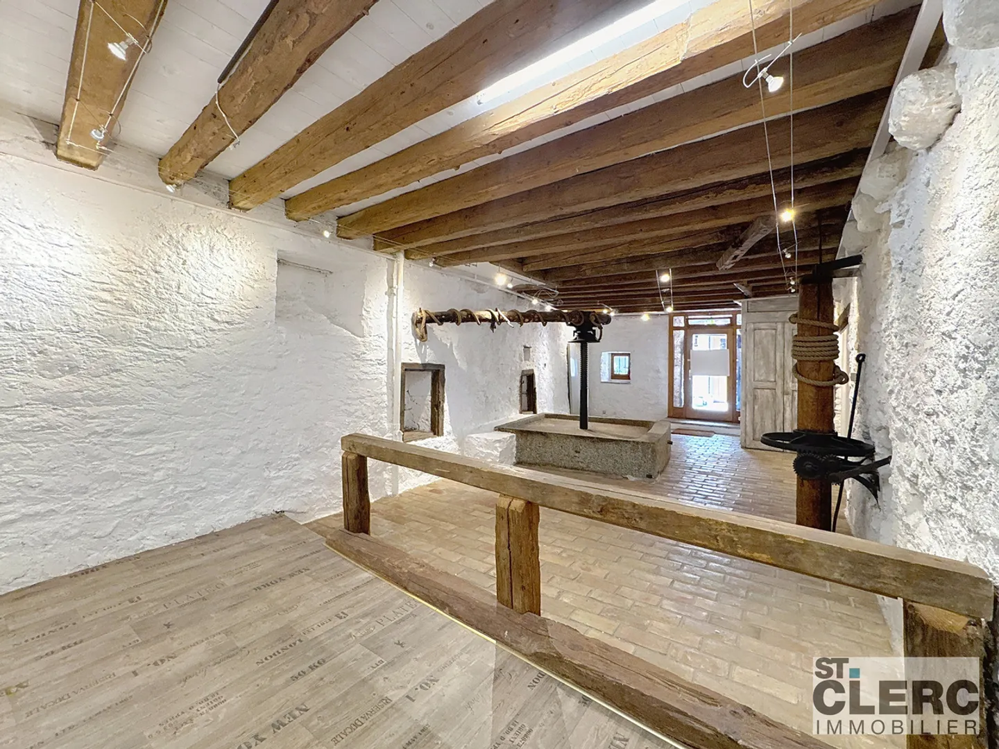 For rent, in the heart of the village center of Lutry, old press with charm. - Photo 2 of 6