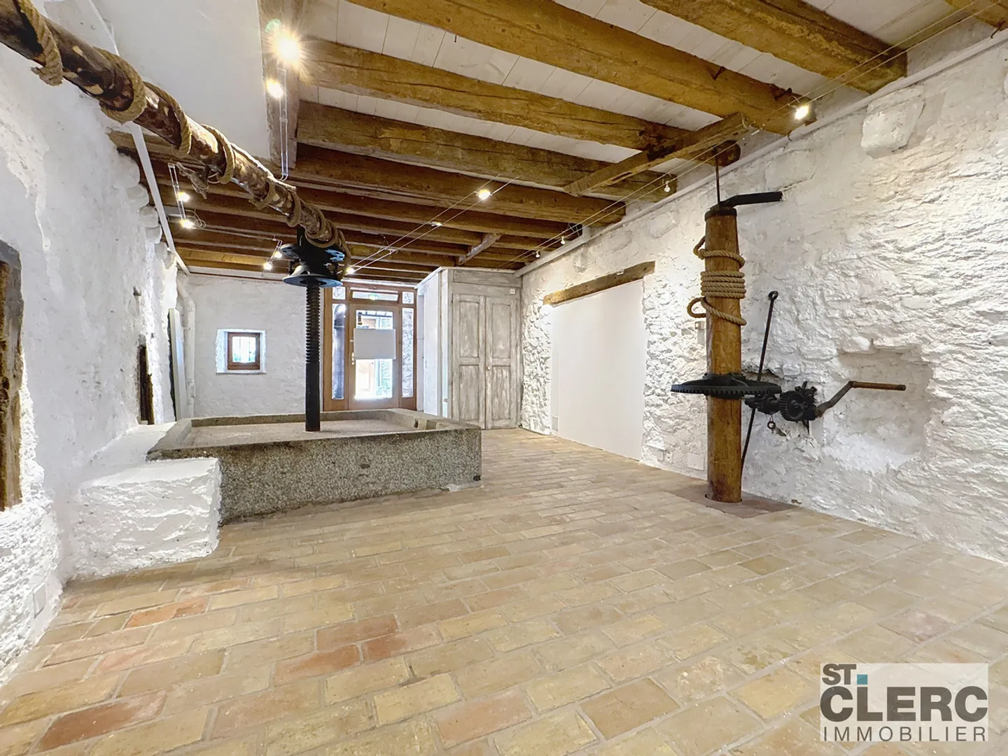 For rent, in the heart of the village center of Lutry, old press with charm. - Photo 3 of 6