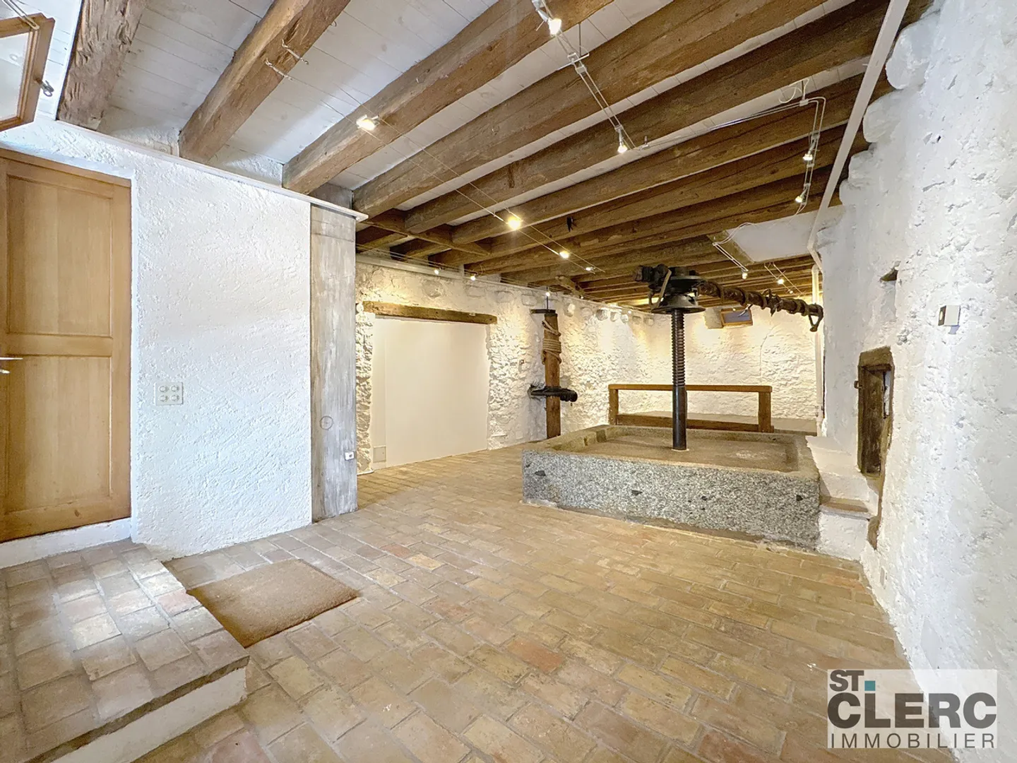 For rent, in the heart of the village center of Lutry, old press with charm. - Photo 4 of 6
