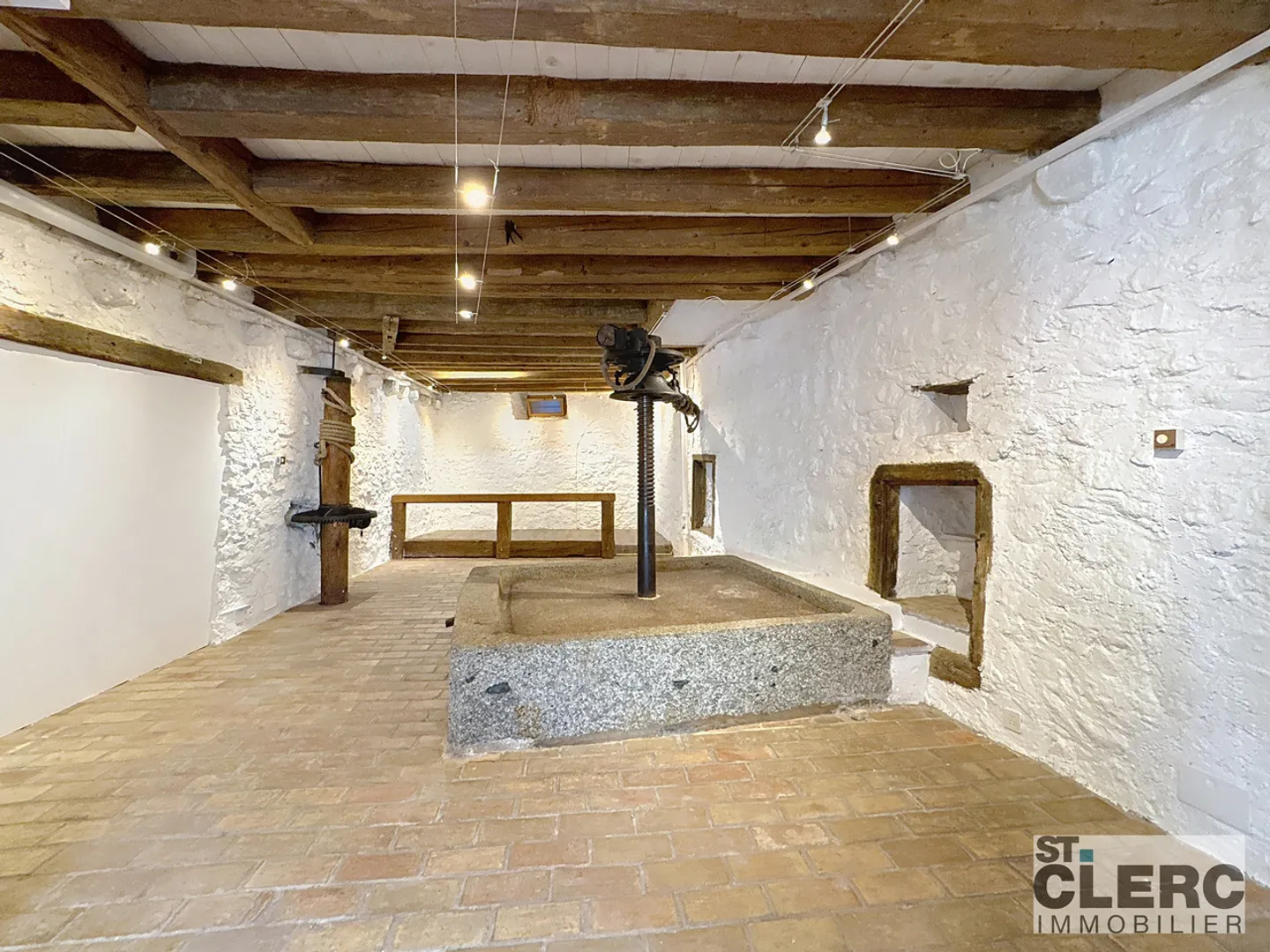 For rent, in the heart of the village center of Lutry, old press with charm. - Photo 1 of 6
