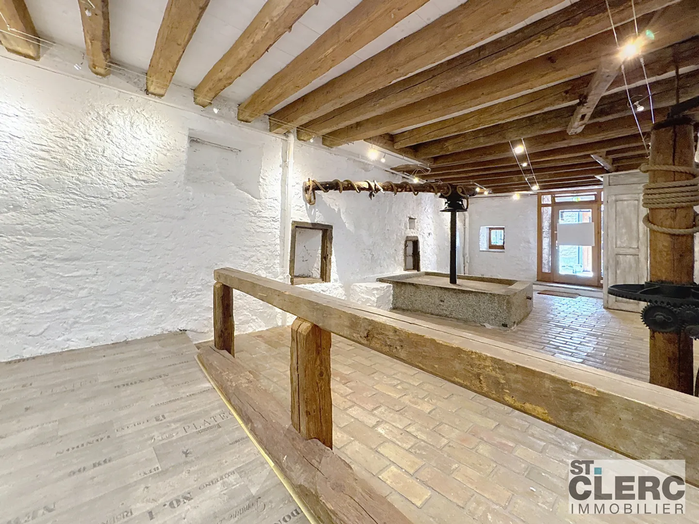 For rent, in the heart of the village center of Lutry, old press with charm. - Photo 5 of 6