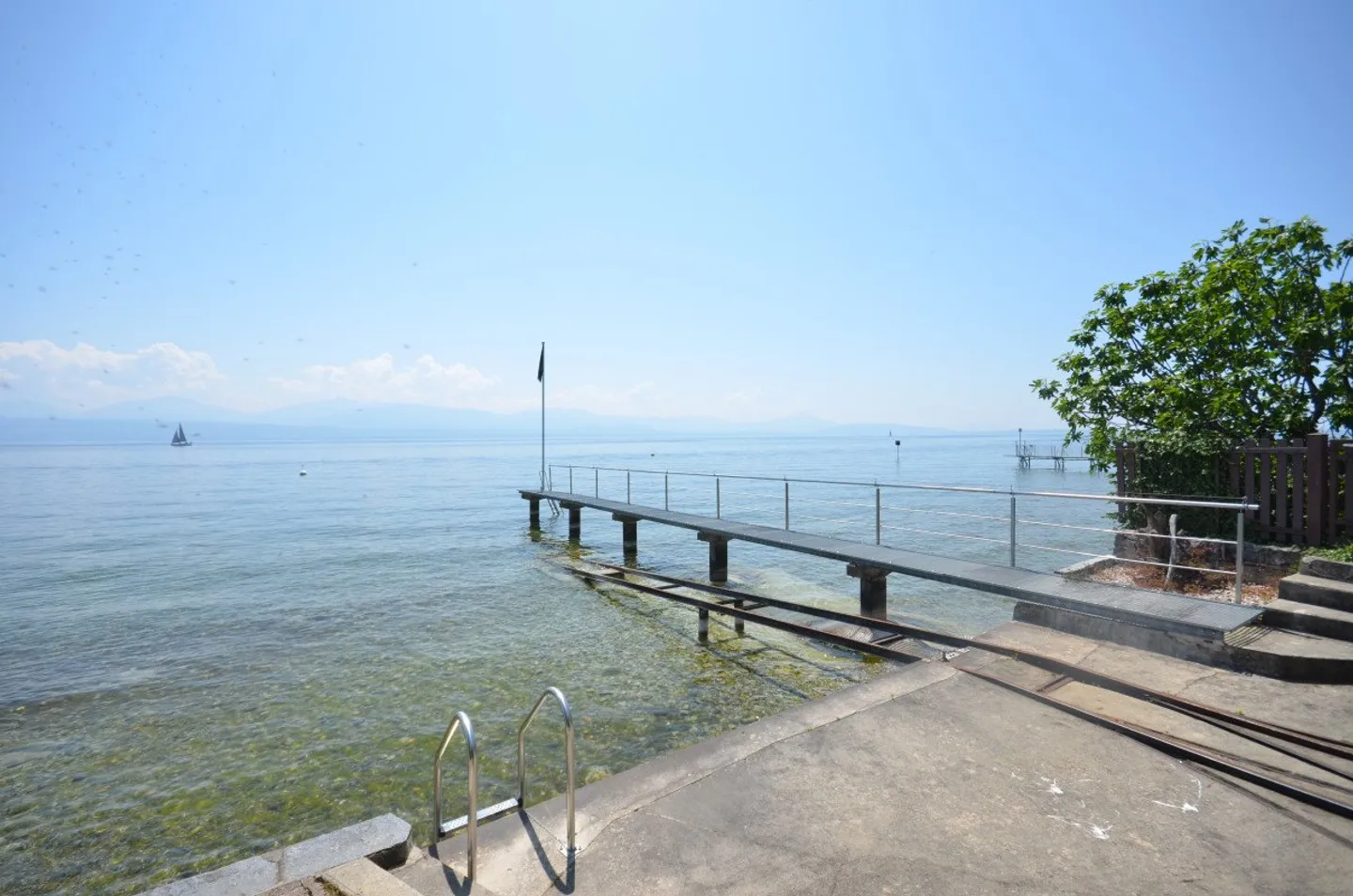 Eine Immobilie mit zwei separaten Villen, direktem Zugang zum See. - Foto 3 von 3