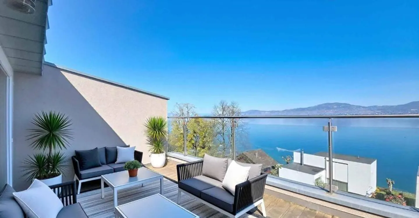 Appartamento attico luminoso con vista mozzafiato sul lago - Foto 1 di 11