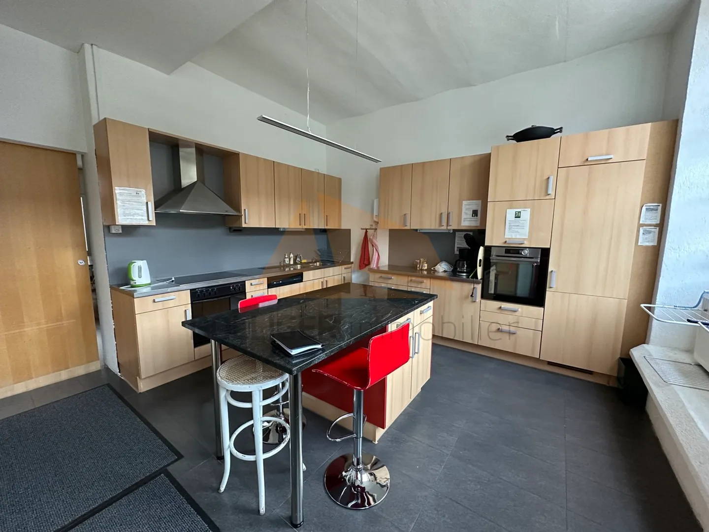 Mixed-use building - Photo 2 of 13