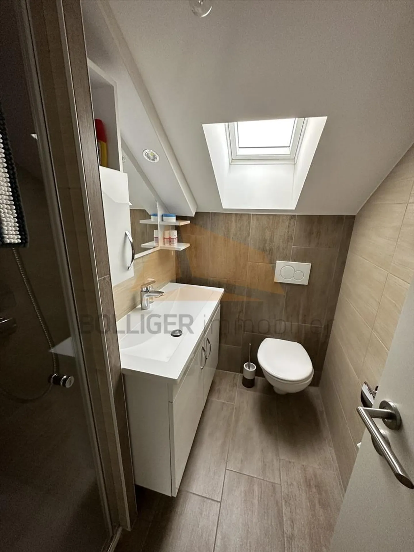 Mixed-use building - Photo 8 of 13