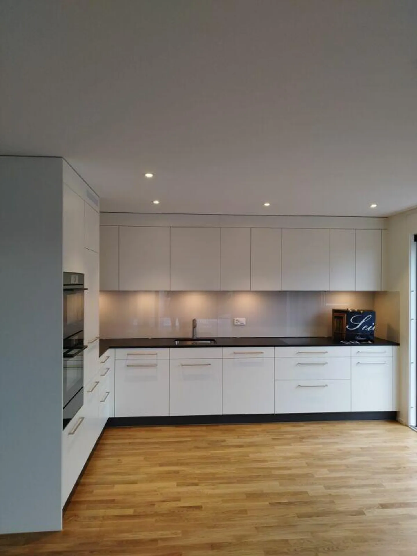 Appartement moderne de 2,5 pièces avec terrasse - Photo 2 sur 6