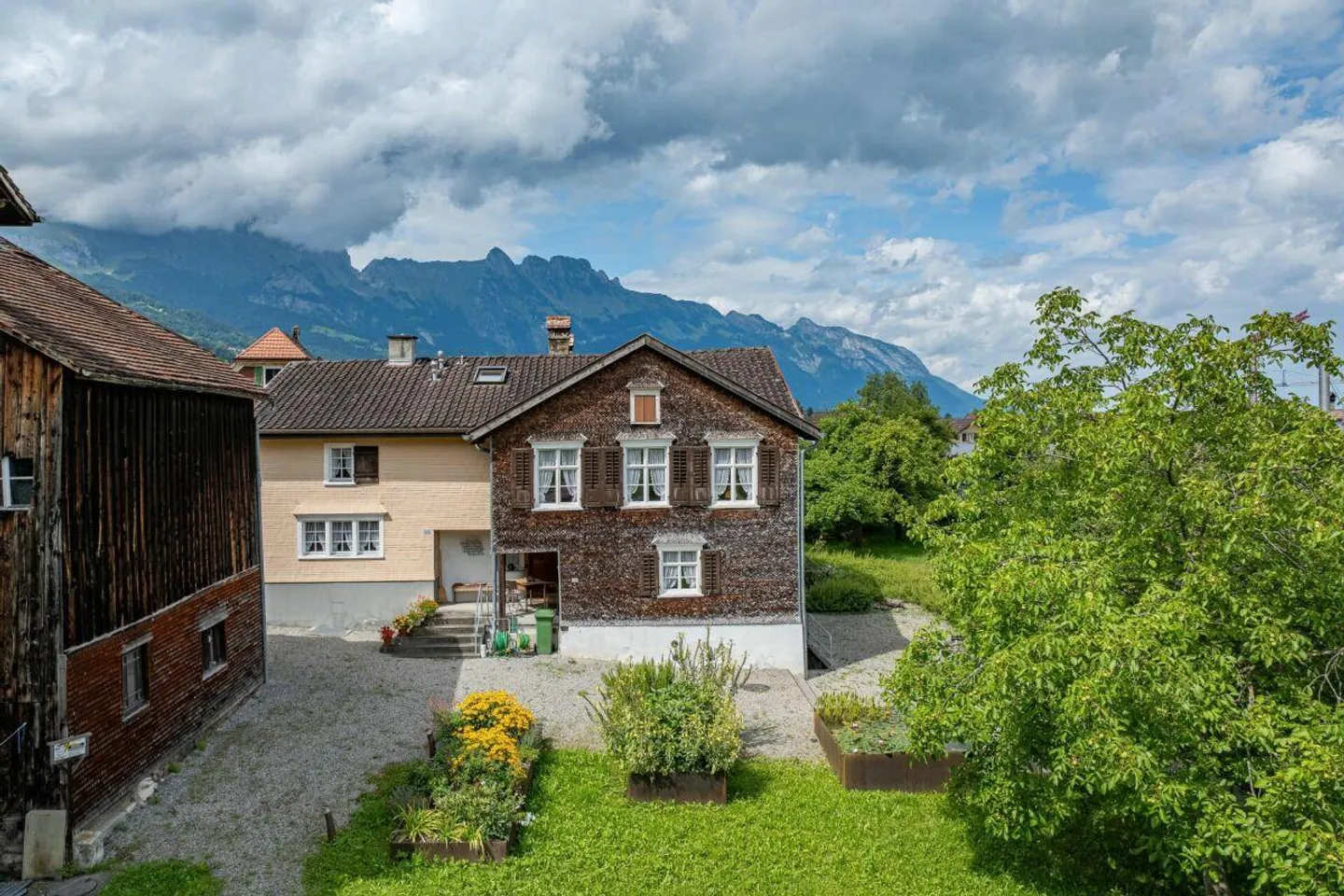 Doppeleinfamilienhaus mit Baulandreserve - Foto 2 von 13