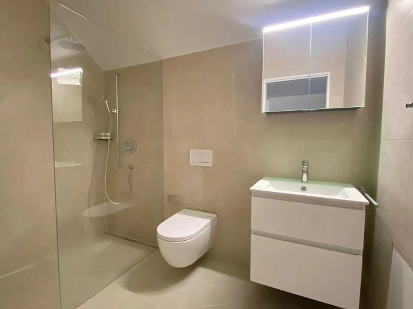 Appartement penthouse exclusif de 2,5 pièces avec caractère de loft - Photo 4 sur 11