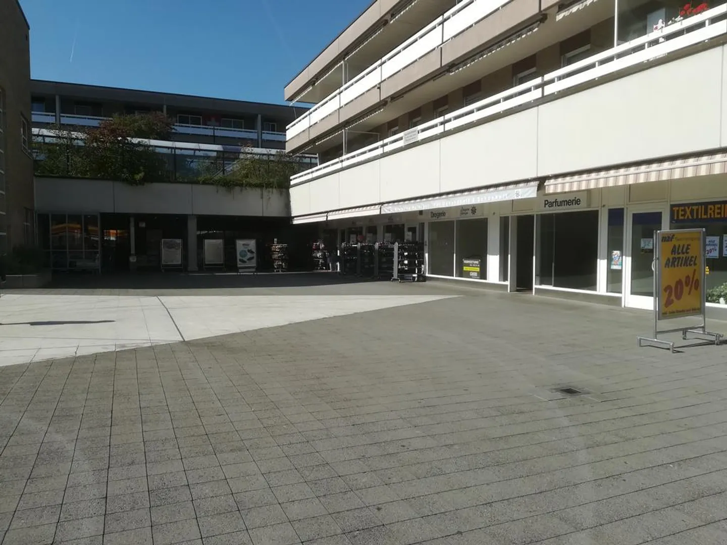 Grand magasin dans le centre commercial d'Aesch - Photo 1 sur 2