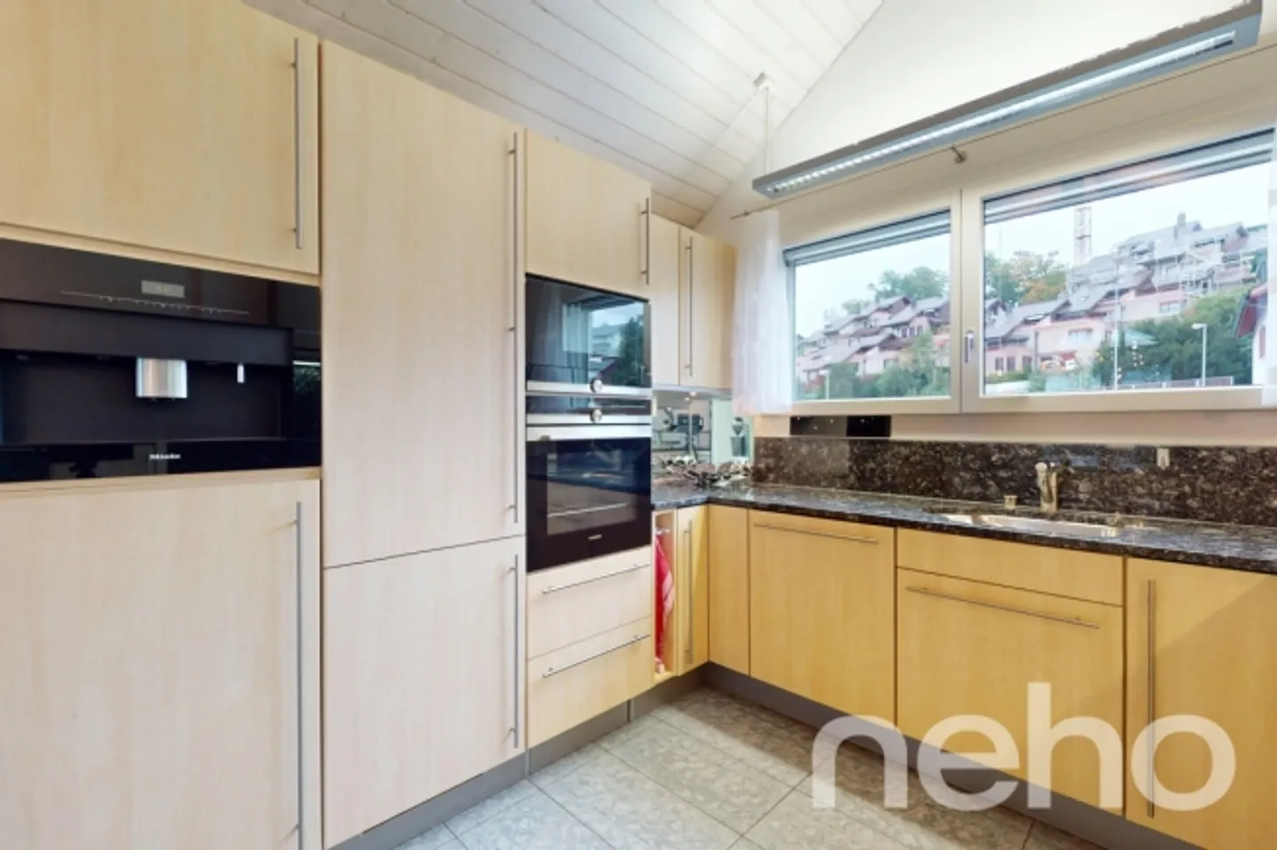 Sunny Penthouse Apartment with Wonderful Views - Photo 3 of 13