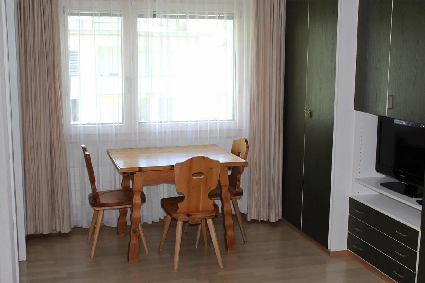 Beau studio, emplacement très calme et ensoleillé au cœur de Davos - Photo 2 sur 8