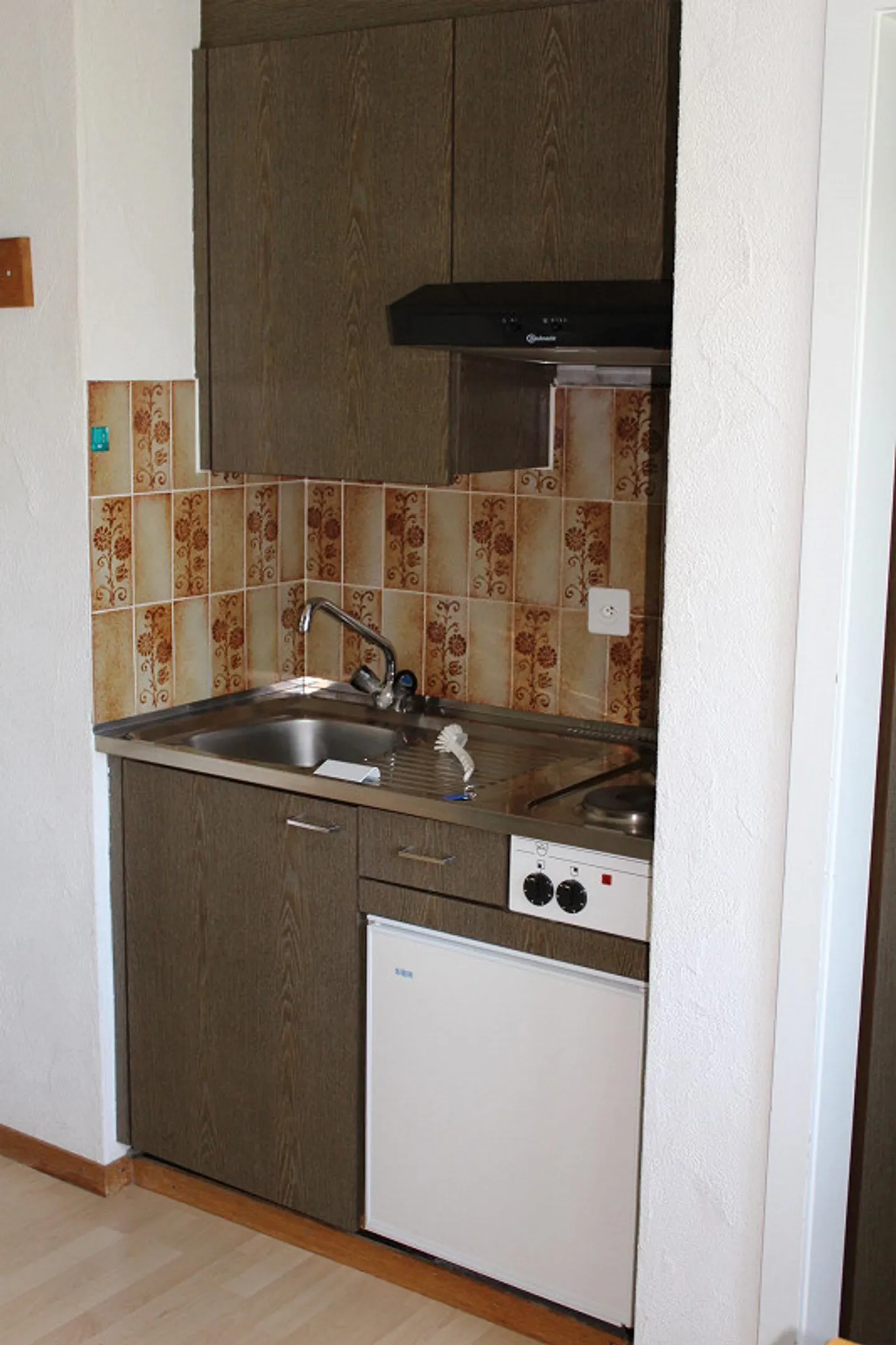 Beau studio, emplacement très calme et ensoleillé au cœur de Davos - Photo 3 sur 8